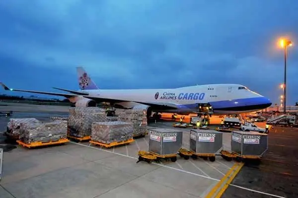 加强中荷两国空运合作，金鹏航空与荷兰航空分别开通和恢复中荷往返航线